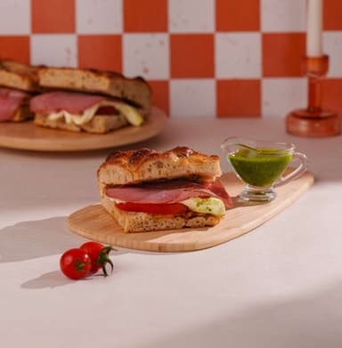 Pesto Mozzarella Focaccia Sandviç